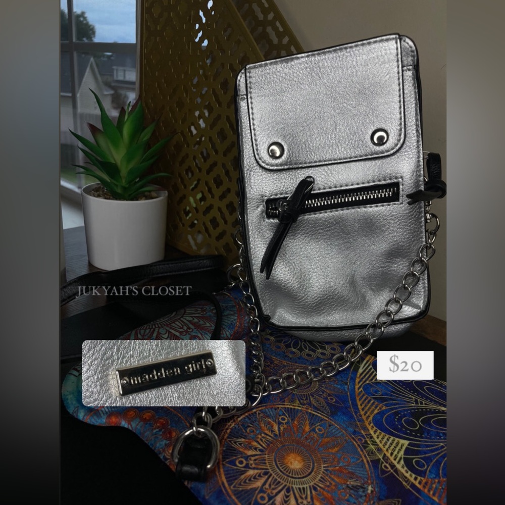 *Authentic*
Madden Girl Silver mini crossbody bag